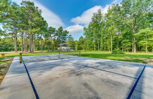 Higden Apartment | Higden Studio with Shared Patio, Yard Games, Grills!
