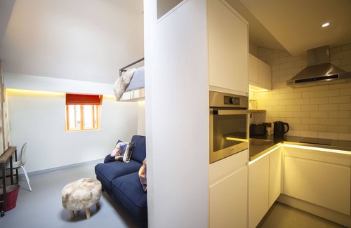Bristol Old City Apartment | higgihaus (Apartment 5, Clare Street). Aparthotel. Central Location.