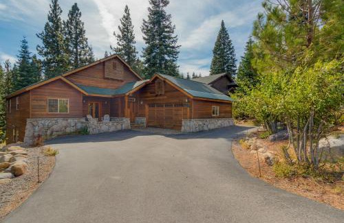 Truckee House | High Altitude at Tahoe Donner - Huge 4 BR with Private Hot Tub, Pool Table, Ping Pong, HOA Amenities