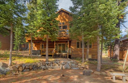 Truckee House | High Altitude at Tahoe Donner - Huge 4 BR with Private Hot Tub, Pool Table, Ping Pong, HOA Amenities