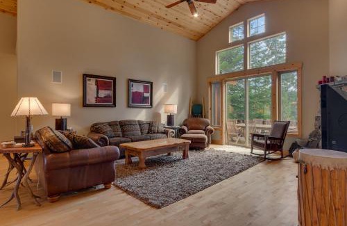 Truckee House | High Altitude at Tahoe Donner - Huge 4 BR with Private Hot Tub, Pool Table, Ping Pong, HOA Amenities