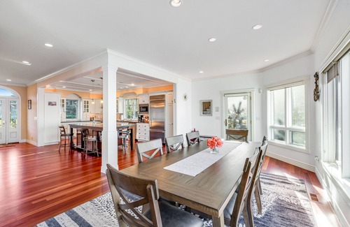 Oak Harbor House | High bank waterfront villa with fireplace, sunset view & fast WiFi -dog-friendly