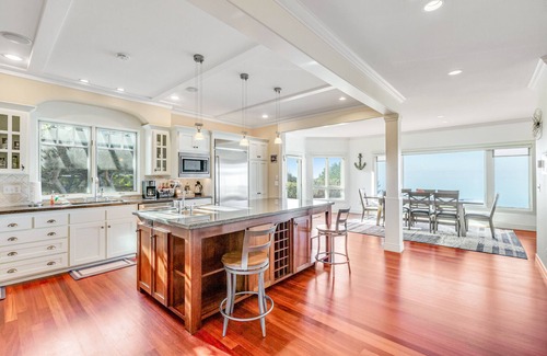 Oak Harbor House | High bank waterfront villa with fireplace, sunset view & fast WiFi -dog-friendly