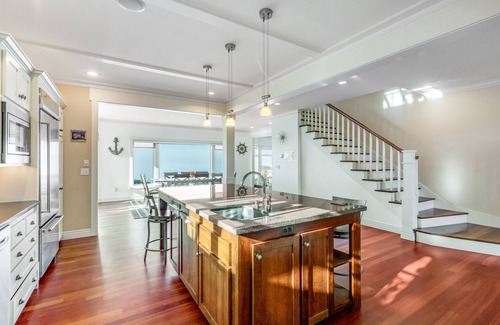 Oak Harbor House | High bank waterfront villa with fireplace, sunset view & fast WiFi -dog-friendly