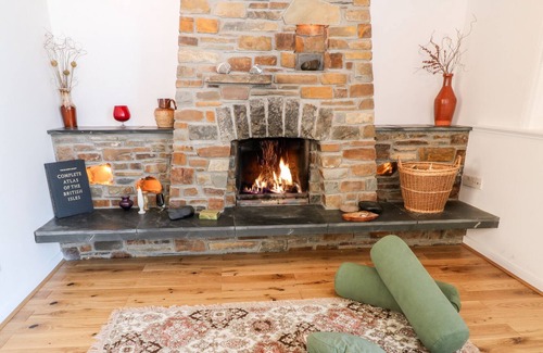 Whitstone Cottage | HIGH BARN, family friendly, character holiday cottage in Bude