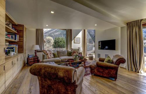 Les Praz-de-Chamonix Villa | High-End 6BR Chalet with Garden and Mont-Blanc Views