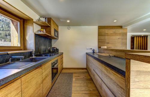 Les Praz-de-Chamonix Villa | High-End 6BR Chalet with Garden and Mont-Blanc Views