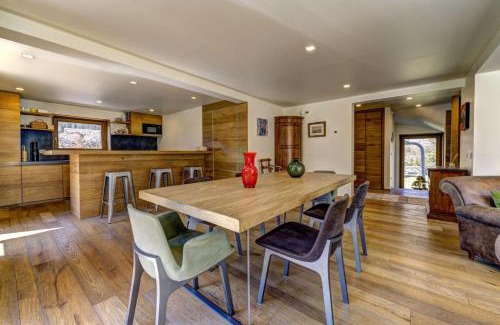 Les Praz-de-Chamonix Villa | High-End 6BR Chalet with Garden and Mont-Blanc Views