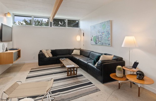 Newport Shores House | High-End Designer Retreat | Modern New-Build & Home Office | Walk to Beach