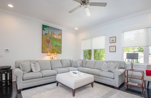 Grand Beach House | High-end lakefront home with poker table, infinity pool, pool table & WiFi