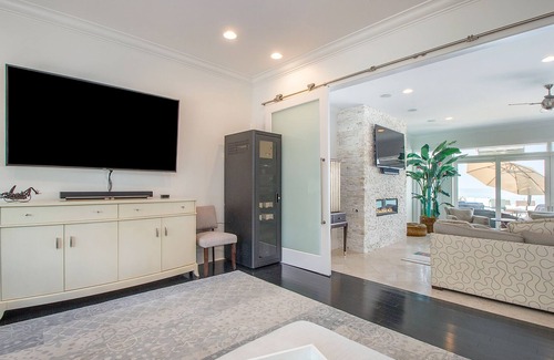 Grand Beach House | High-end lakefront home with poker table, infinity pool, pool table & WiFi