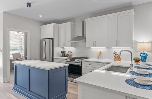 East Raleigh Condo | High End Living Fenced Yard King Main 2 Dogs OK