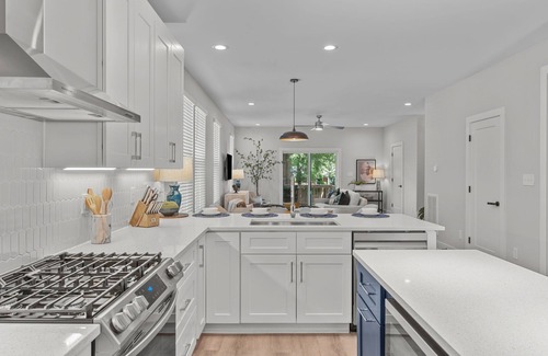 East Raleigh Condo | High End Living Fenced Yard King Main 2 Dogs OK