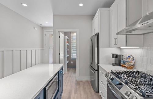 East Raleigh Condo | High End Living Fenced Yard King Main 2 Dogs OK