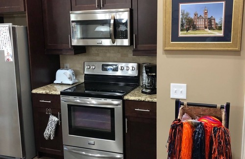Auburn House | High End Townhouse 12 min walk to Campus and Downtown