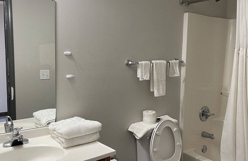 Barnesville Hotel | High Falls Inn and Suites