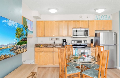 Waikiki Apartment | High Floor Mountain View with King or Queen Bed and Parking