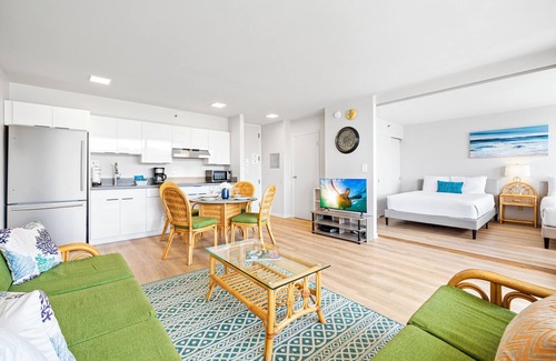 Waikiki Apartment | High Floor Mountain View with 2 Double Beds and Parking