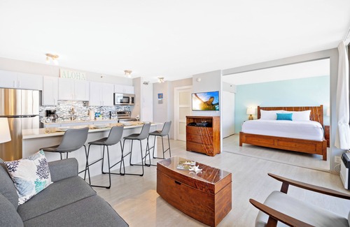Waikiki Apartment | High Floor Ocean View Condo (King Bed and Parking)