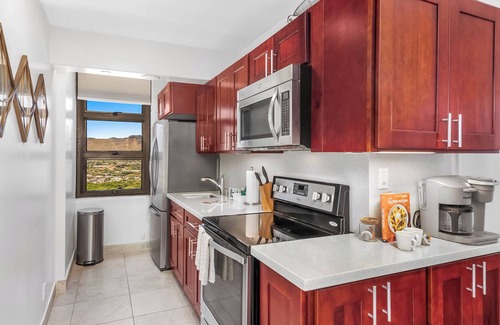 Waikiki Apartment | High Floor Ocean View Condo (King Bed and Parking)