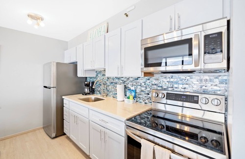Waikiki Apartment | High Floor Ocean View Condo (King Bed and Parking)