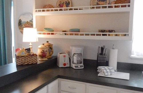 Mount Dora Cottage | High Hedges Cottage - Close to downtown Mt Dora in quiet neighborhood