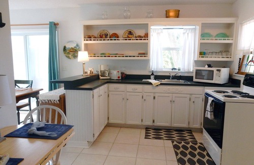 Mount Dora Cottage | High Hedges Cottage - Close to downtown Mt Dora in quiet neighborhood