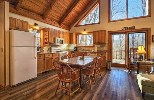 Waynesville Cabin | High Hope-Escape to A Tranquil Cabin Retreat at 4000 Feet, Pet friendly