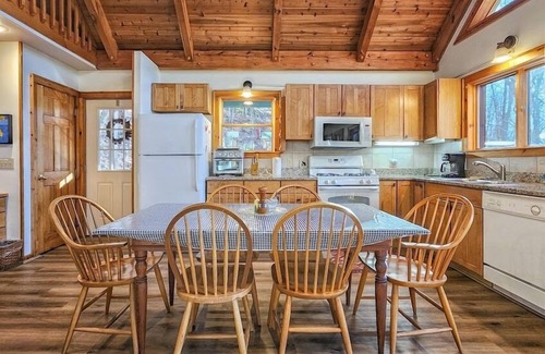 Waynesville Cabin | High Hope-Escape to A Tranquil Cabin Retreat at 4000 Feet, Pet friendly