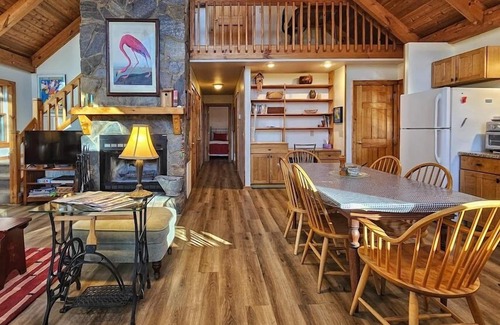 Waynesville Cabin | High Hope-Escape to A Tranquil Cabin Retreat at 4000 Feet, Pet friendly
