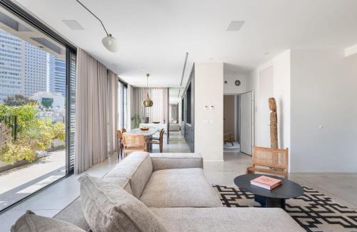 Tel Aviv City Center Apartment | High Living Penthouse with Rooftop Pool