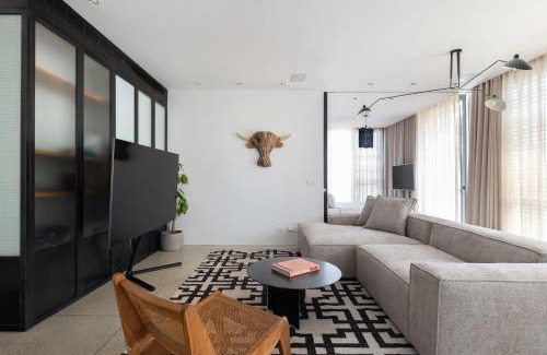 Tel Aviv City Center Apartment | High Living Penthouse with Rooftop Pool