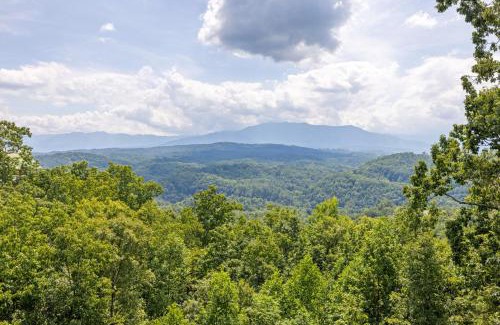 Gatlinburg - Pigeon Forge House | High Mountain Mist A Beautiful 4 Bedroom Cabin in Starr Crest Resort with hot tub and pool table