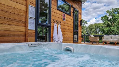 Pickering Ski Chalet | High Oaks Grange - Contemporary Lodges