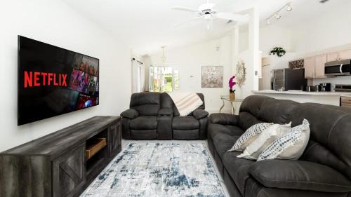Westbury House | High Point Oasis - 4 BDR For 8
