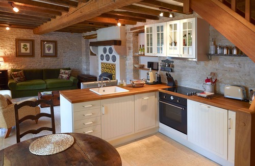 Meursault Apartment | High Quality 17thc charming Cottage, Meursault village, sleeps 2
