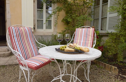 Meursault Apartment | High Quality 17thc charming Cottage, Meursault village, sleeps 2