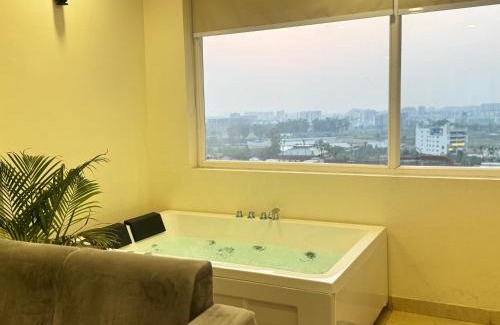 Chandigarh Apartment | High Rise Lavish Room with Jacuzzi & Amazing View in zirkapur