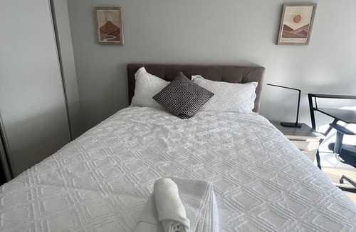 Humber Bay Condo | High Rise Sunny lakeview monthly staycation, Free underground Parking
