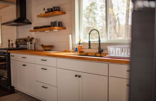 Southmont Cabin | High Rock lakefront escape-dock, firepit, kayak, paddle board, fishing, swimming
