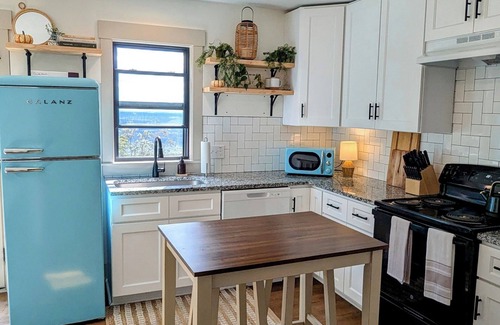 Southmont Apartment | High Rock Mountain & Lake Guest House, 20 mile view!