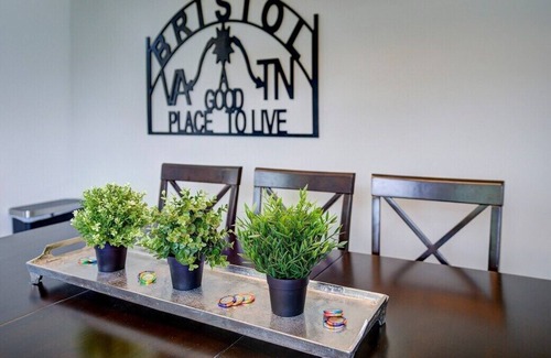 Bristol House | High Rollers 3 BR Home Near Casino