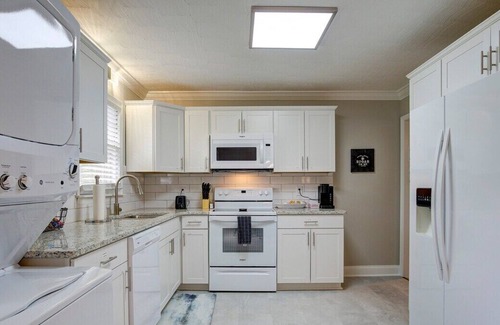 Bristol House | High Rollers 3 BR Home Near Casino