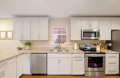 Phoenix Hill House | High Rye Home! Nulu | Bourbon District | King Beds