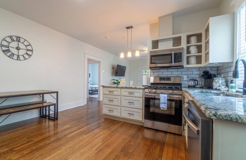 East Memphis House | High Speed Internet-Coffee Bar-Large Private Yard-Cozy