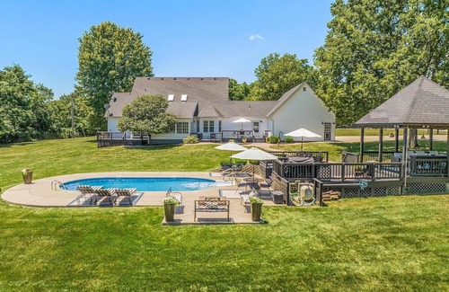 Keene House | High Spirits Estate - Pool, Hot Tub, Game Room, EV charger, Sleeps 20