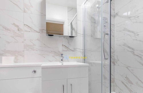 Langley Marish Apartment | High St Location/Close 2 Heathrow| Free Parking