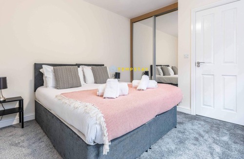 Langley Marish Apartment | High St Location/Close 2 Heathrow| Free Parking