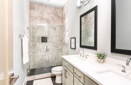 Metrocenter - North Rhodes Park House | HIGH-STRUNG - HUGE ROOFTOP DECK - MINS TO BROADWAY
