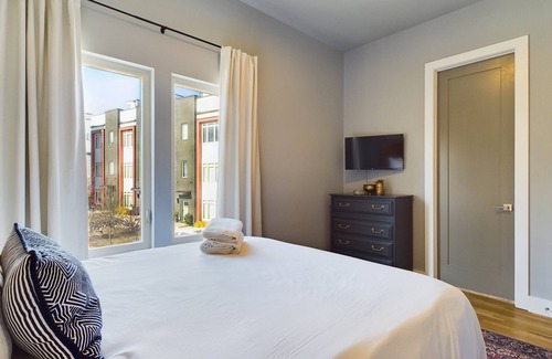 Metrocenter - North Rhodes Park House | HIGH-STRUNG - HUGE ROOFTOP DECK - MINS TO BROADWAY